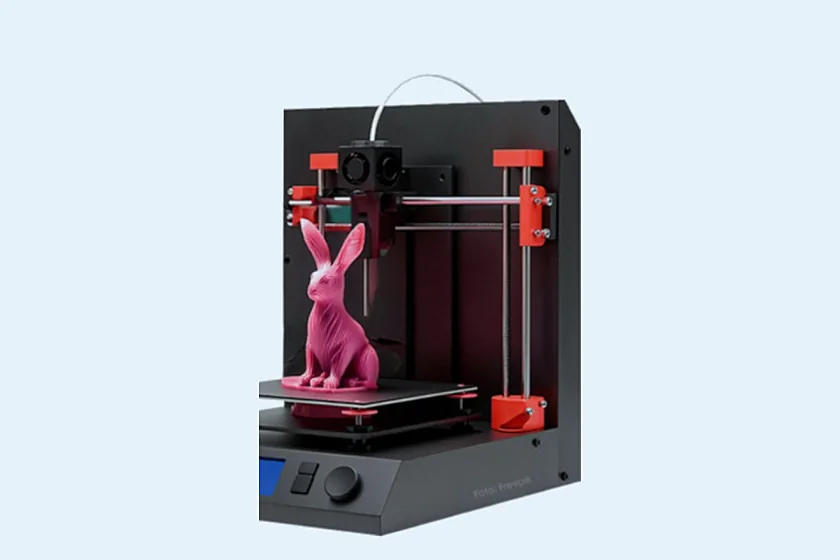 3D-Drucker druckt eine pinke Hasenfigur