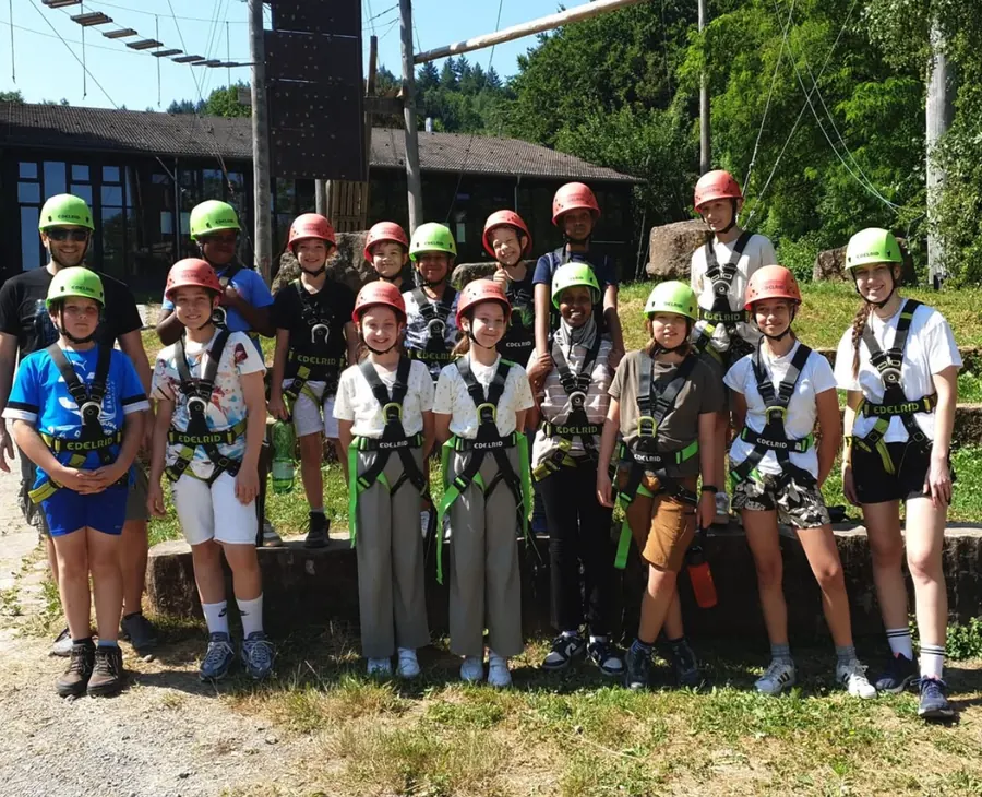 Eine Klasse beim Abenteuertag im Kletterpark