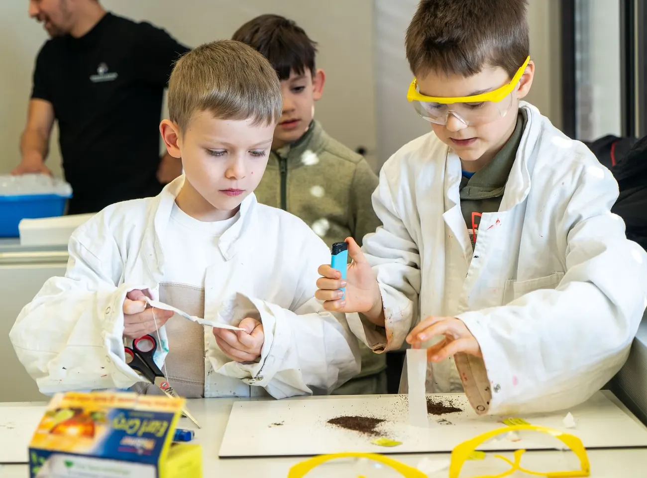 Schüler beim Experimentieren