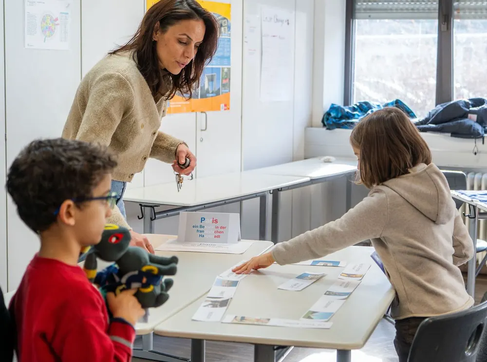 Lehrerin mit Schülern im Klassenzimmer