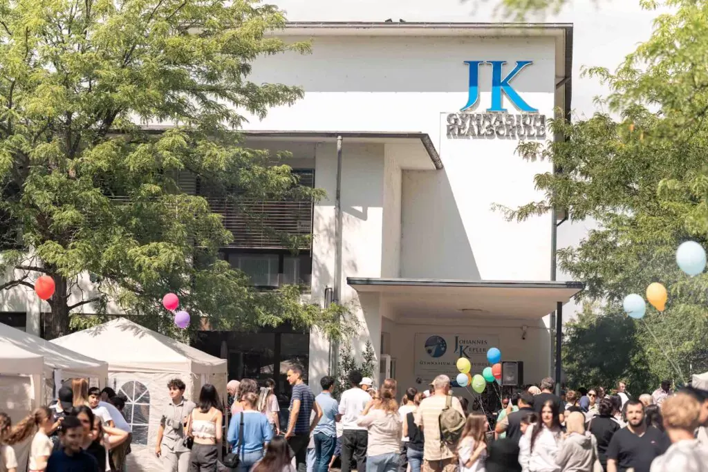 Schulfest vor dem Schulgebäude