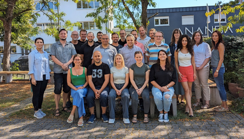 Das Kollegium der Johannes Kepler Privatschulen im Schulhof